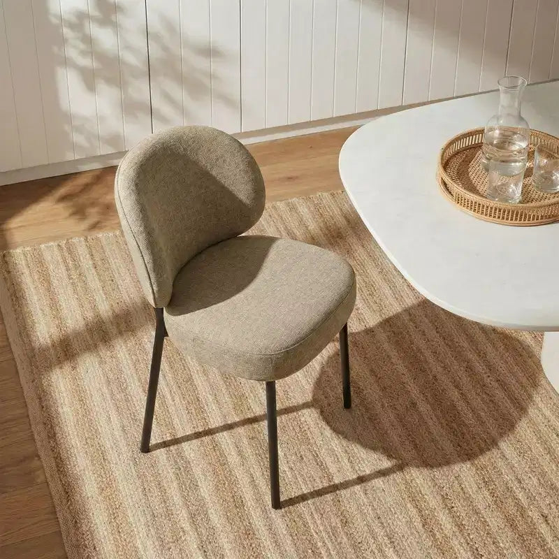 Chaise de salle à manger sans accoudoirs avec dossier incurvé et pieds en métal