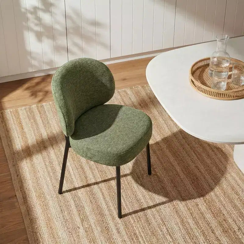 Chaise de salle à manger sans accoudoirs avec dossier incurvé et pieds en métal