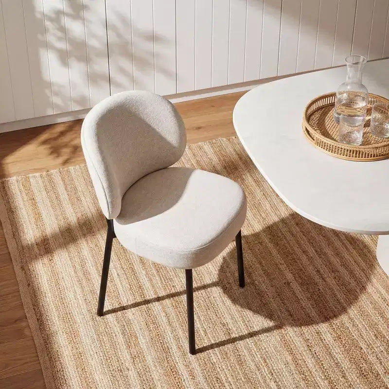 Chaise de salle à manger sans accoudoirs avec dossier incurvé et pieds en métal